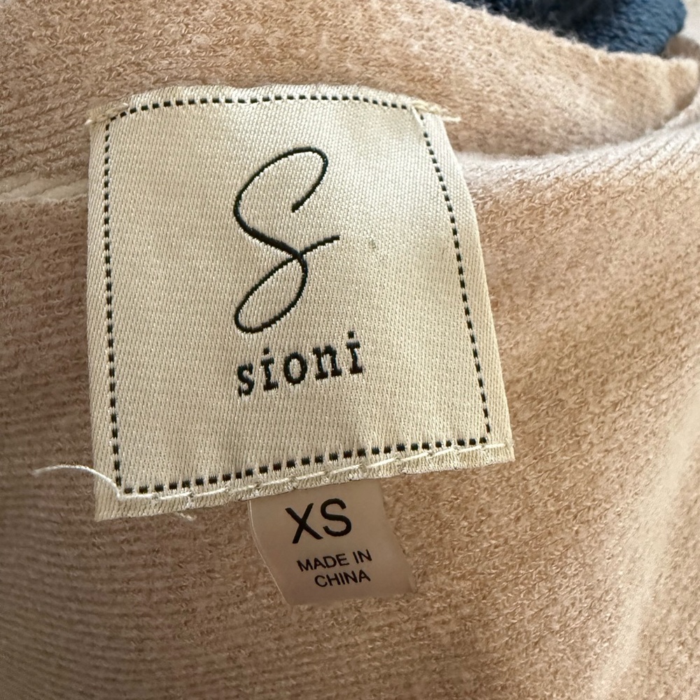 Bloomingdale’s knit 3/4 sleeve sweater - Picture 2 of 4